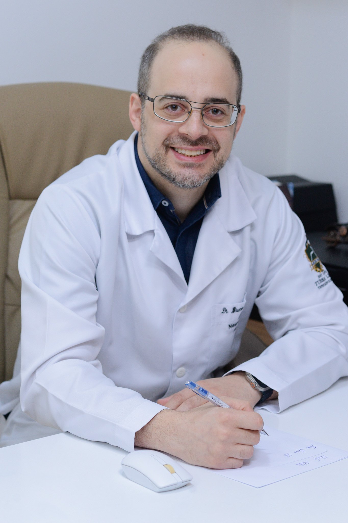 Dr. Bruno Zidde sorrindo em seu consultório
