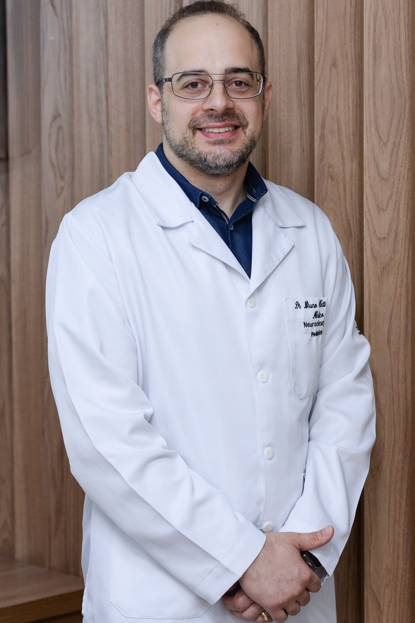 Dr. Bruno Zidde de jaleco em seu consultório